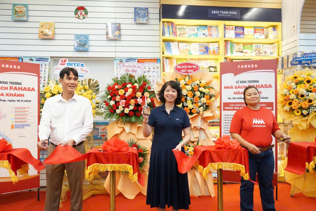 Khách hàng tham quan, mua sắm trong ngày khai trương nhà sách FAHASA Hòa Khánh