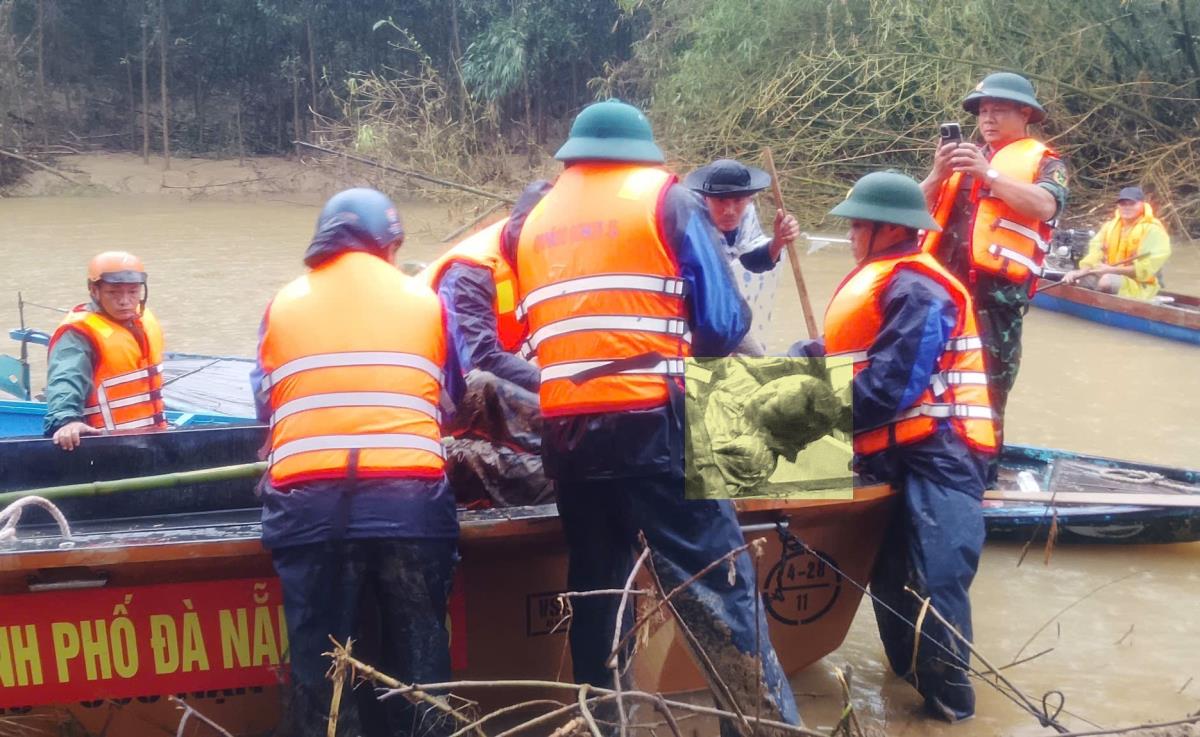 Lực lượng chức năng đưa thi thể nạn nhân lên bờ.