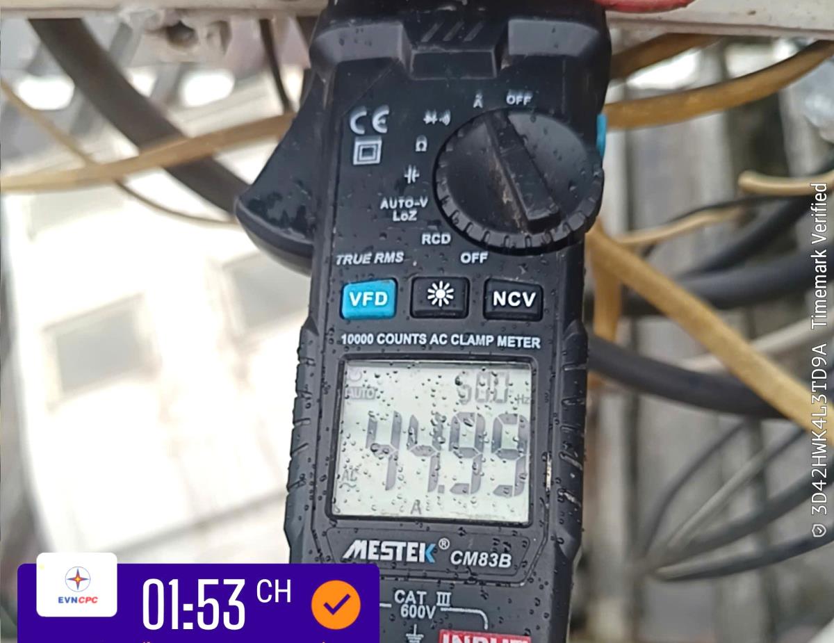 Chiếc công-tơ bị đứt hở gây chạm chập điện.