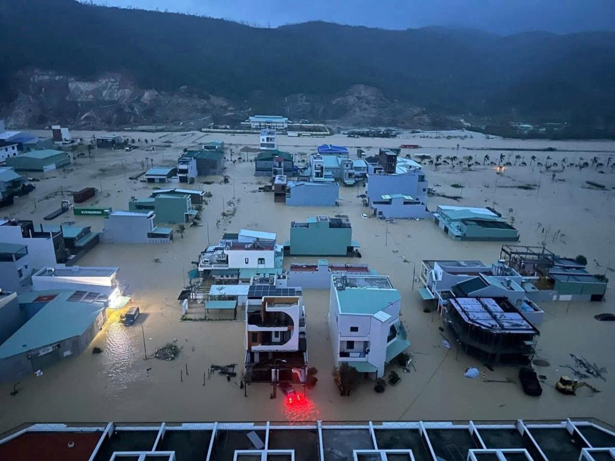 Thủy điện Ba Hạ xả lũ.