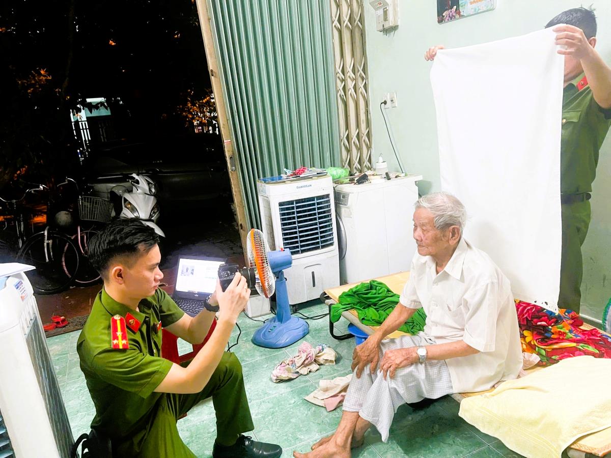 Cán bộ chiến sĩ Công an phường Cẩm Lệ đến tận nhà làm thủ tục cấp căn cước cho người già, bị bệnh tật.