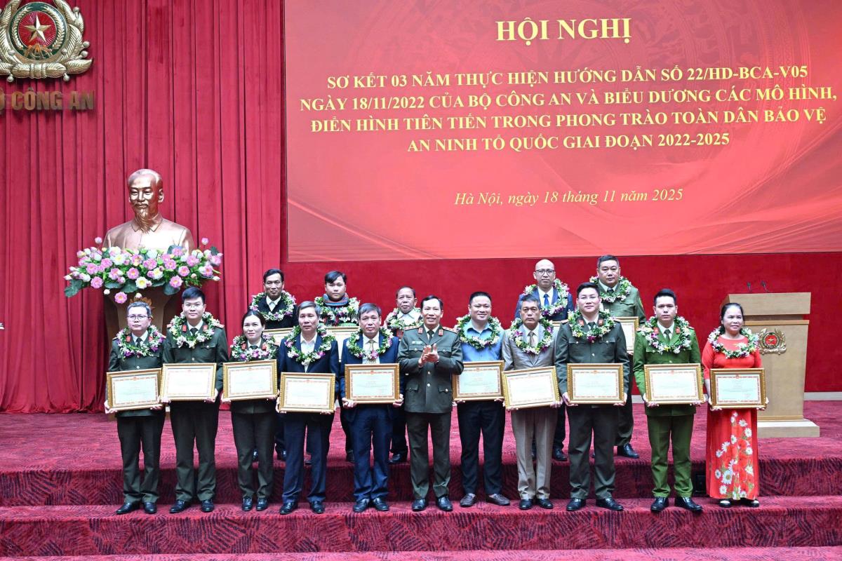 Các mô hình được Bộ Công an tặng Bằng khen tại Hội nghị.