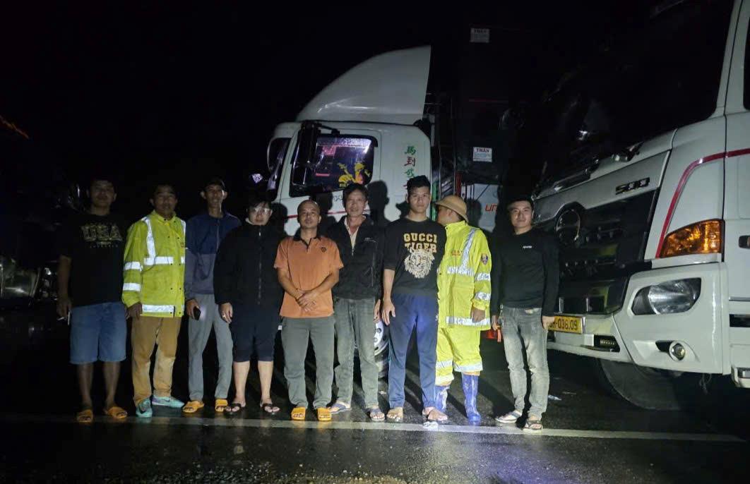 Lực lượng chức năng huy động máy múc và phương tiện chuyên dụng để đào thông tuyến, giải phóng khối đất đá, mở đường cứu nạn các phương tiện