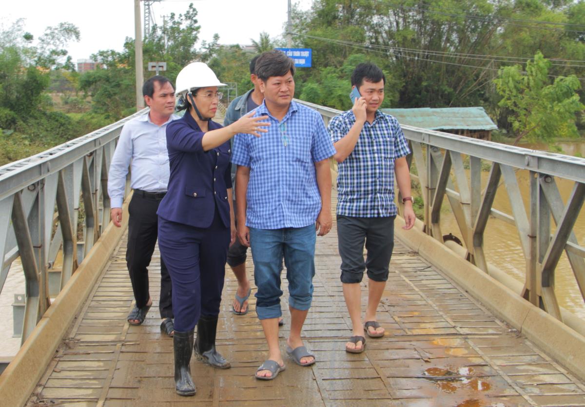 Khắc phục sạt lở trên đường Hồ Chí Minh qua địa bàn TP Đà Nẵng.