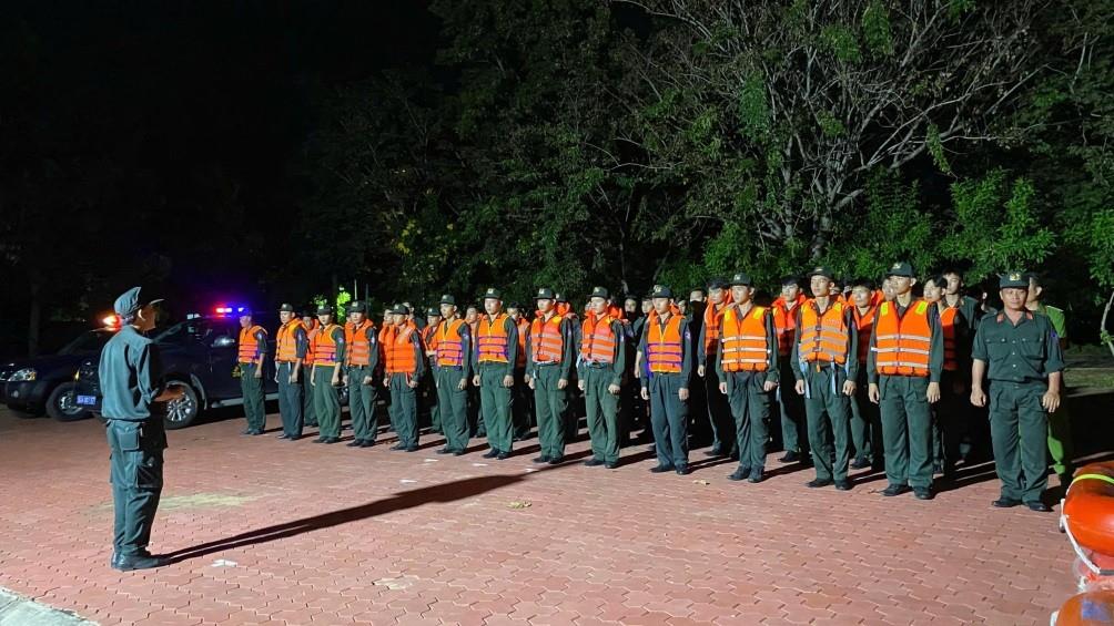 Hình ảnh đẹp của lực lượng CSGT thể hiện tinh thần “Lúc dân cần, lúc dân khó có Công an”