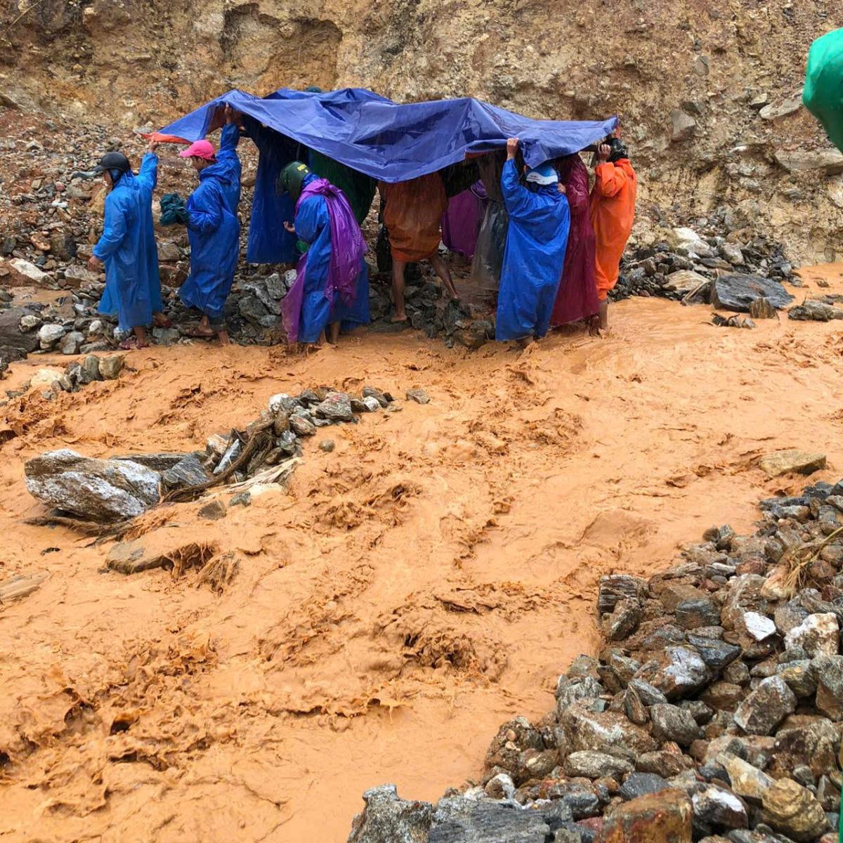 Vượt qua vất vả, hiểm nguy, cuối cùng các bệnh nhân đã được đưa lên tuyến trên điều trị.