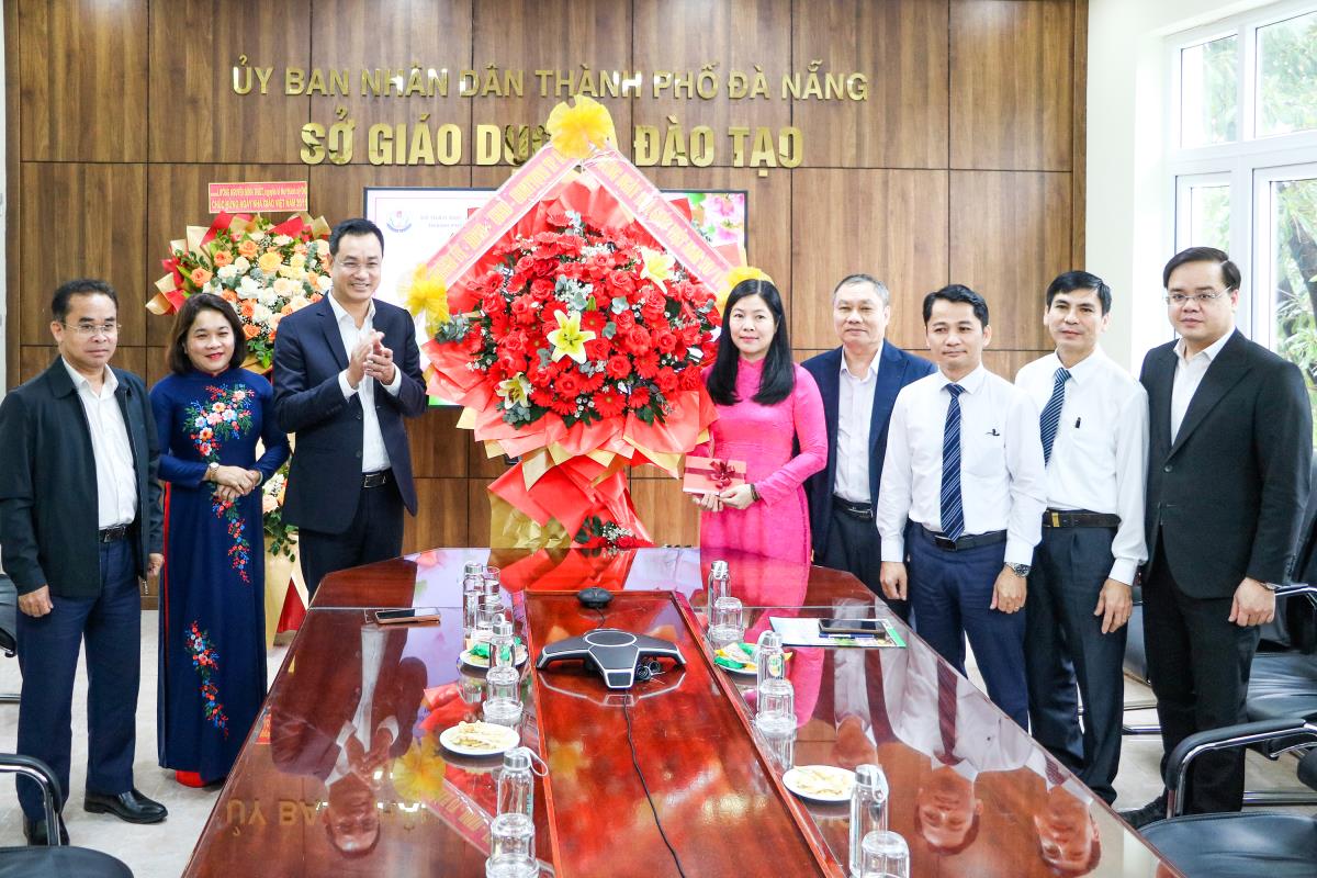 Đại tá Nguyễn Văn Tăng tặng hoa chúc mừng Đại học Đà Nẵng.