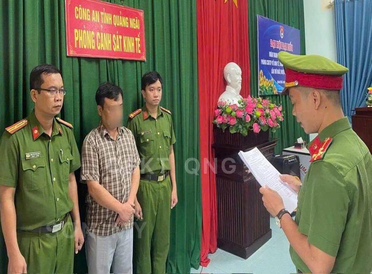 Ông Trần Đức Hoàng và Huỳnh Vĩnh Phúc bị khởi tố. Ảnh: CA