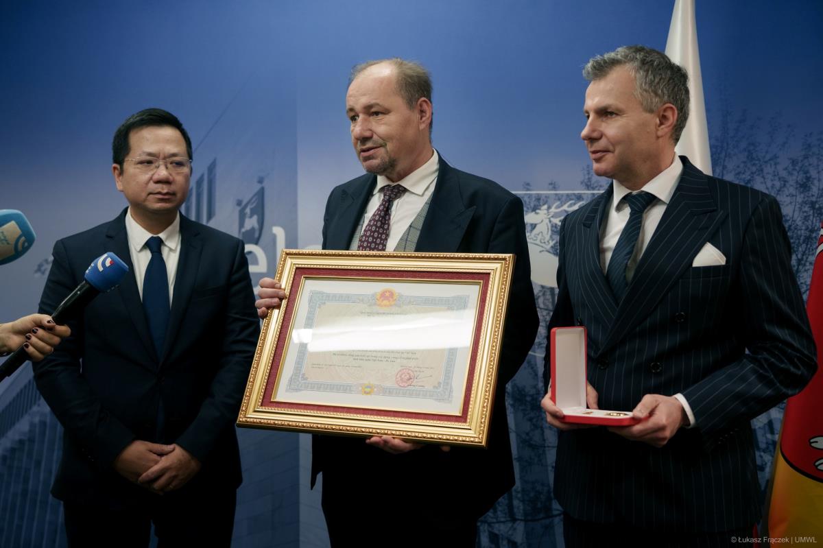 Truy tặng Huân chương Hữu nghị cho cố kiến trúc sư Kazimierz Kwiatkowski.