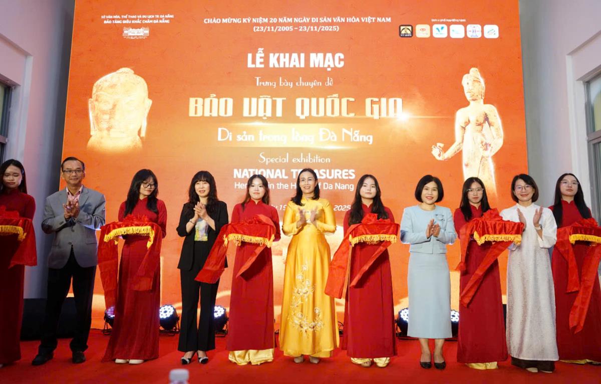 Phó Chủ tịch UBND thành phố Nguyễn Thị Anh Thi cùng các đại biểu tham quan khu trưng bày bảo vật.