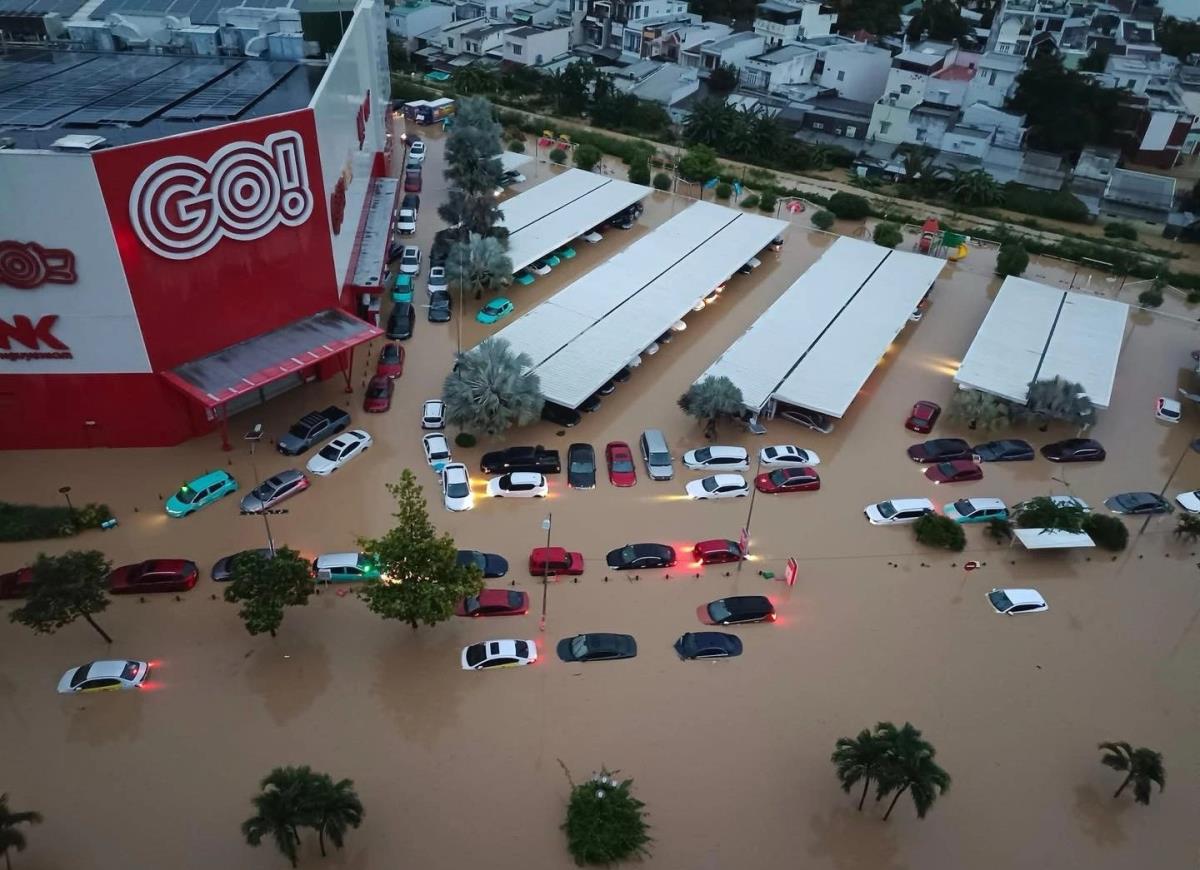 Lụt gần tới nóc nhà ở Phan Rang
