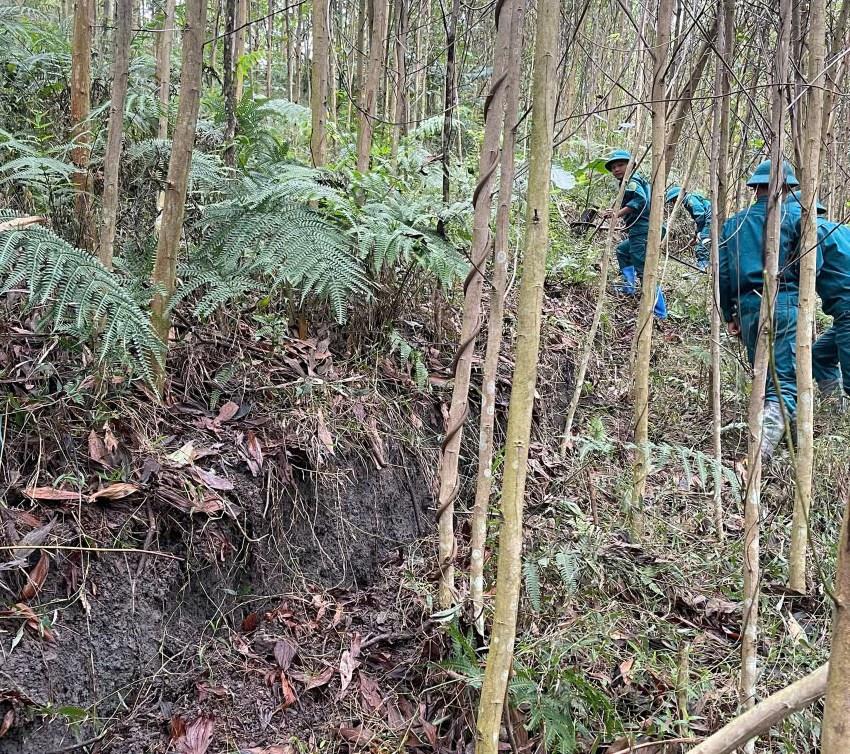 Lực lượng chức năng chốt chặn nhằm đảm bảo an toàn cho người dân.