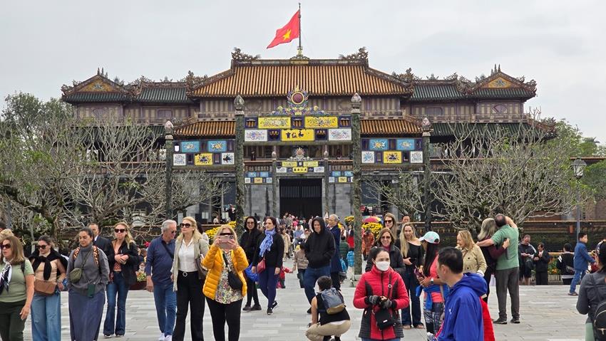 Du khách tham quan Đại nội. (ảnh: HNN)