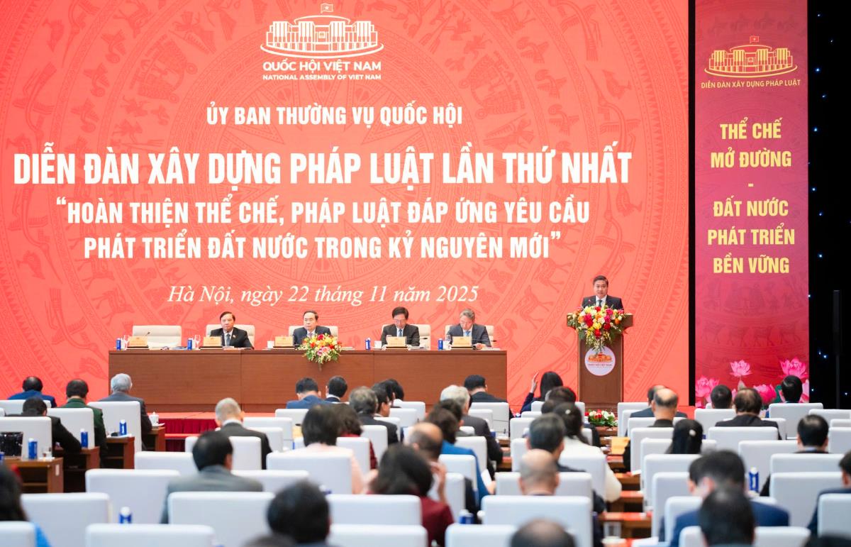 Người dân tới thực hiện thủ tục hành ở xã Gò Nổi (TP Đà Nẵng).