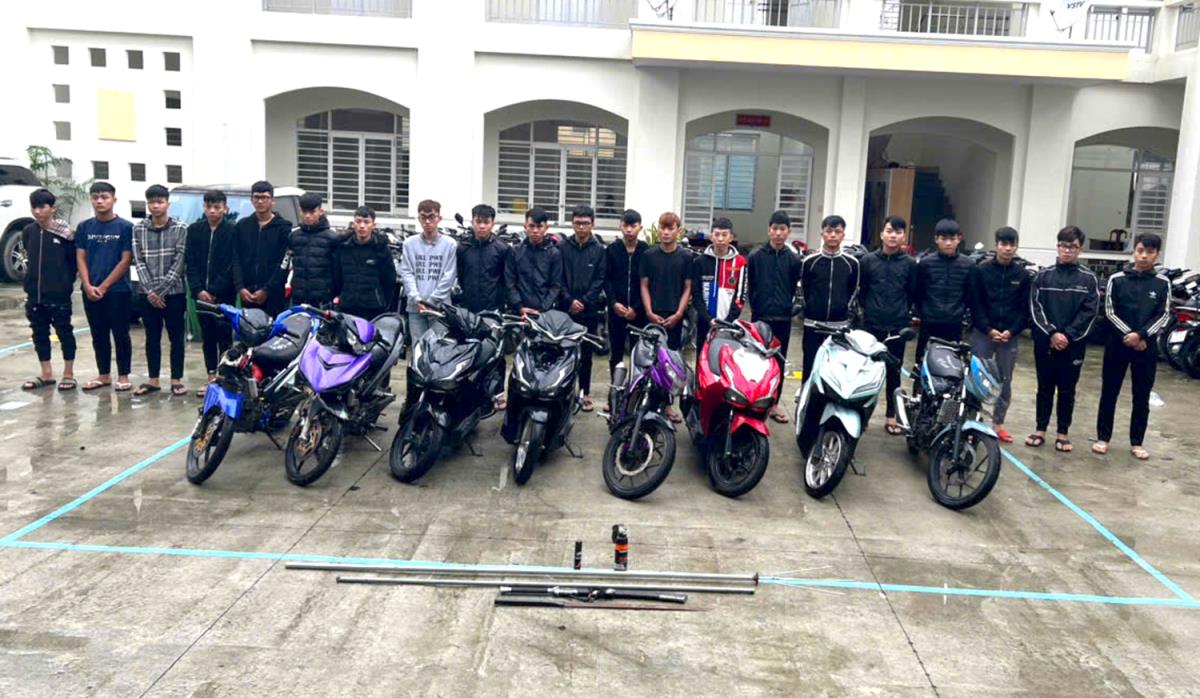 Các đối tượng cùng hung khí và phương tiện đi gây rối, đánh nhau.