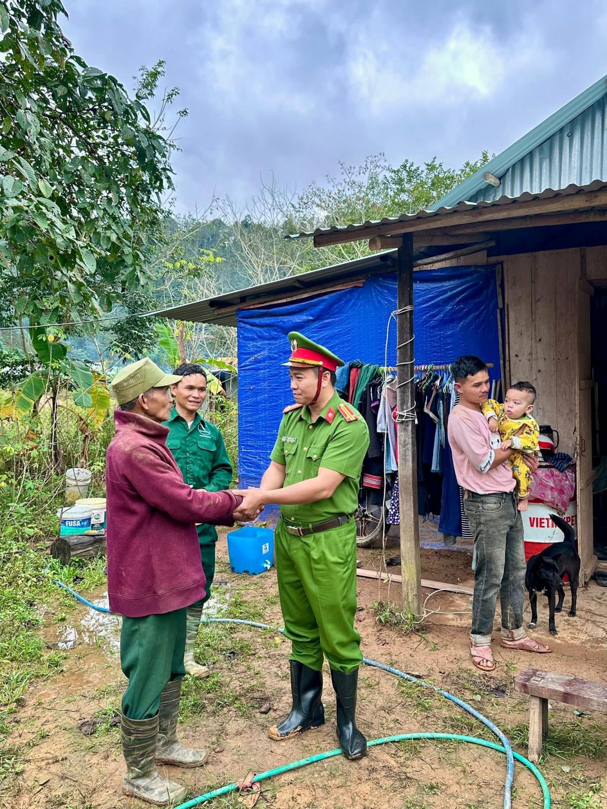 Công an xã A Vương khảo sát, căng dây cảnh báo các điểm có nguy cơ sạt lở trên địa bàn
