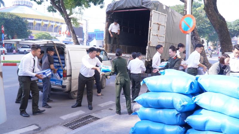 Trong số hàng hóa, nhu yếu phẩm chuyển đến người dân vùng lũ, rất nhiều đồ ăn nhanh có thể sử dụng ngay trong điều kiện thời tiết khắc nghiệt.