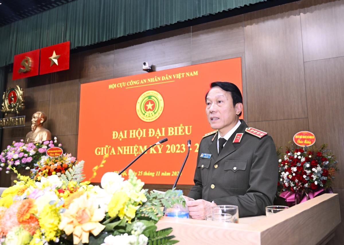 CLB Doanh nghiệp Cựu CAND trao 1 tỷ đồng để giúp đỡ Hội viên Cựu CAND các tỉnh miền Trung Tây Nguyên bị thiệt hại nặng nền do bão lũ gây ra.