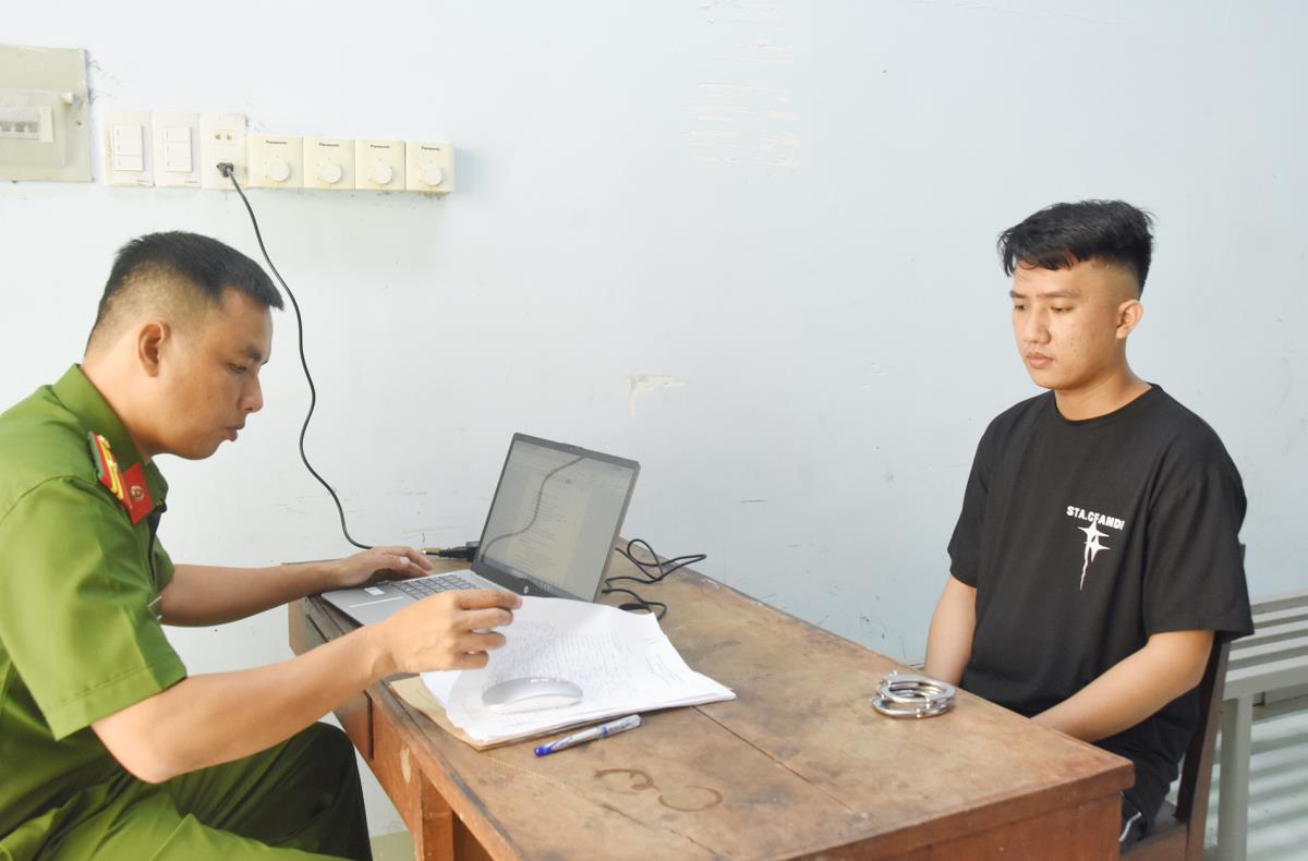 Nghi phạm Nguyễn Trung Tín tại cơ quan công an. Ảnh: Lê Hoài