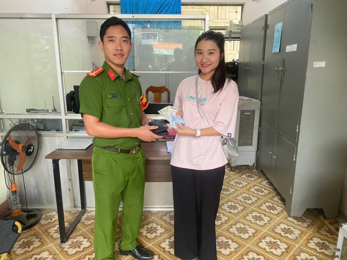 Công an xã Bà Nà trao trả tài sản cho chị Hồ Thị Phương Thảo đã đánh rơi
