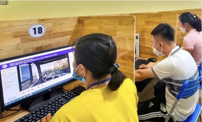 Thí sinh làm bài thi mô phỏng trong sát hạch giấy phép lái xe. Ảnh minh hoạ