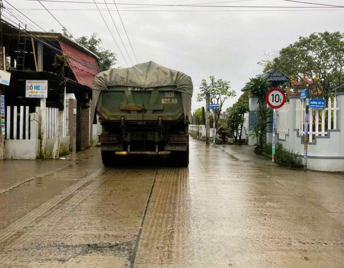Xe có tải trọng lớn chạy gần như chiếm hết mặt đường ĐH1 .