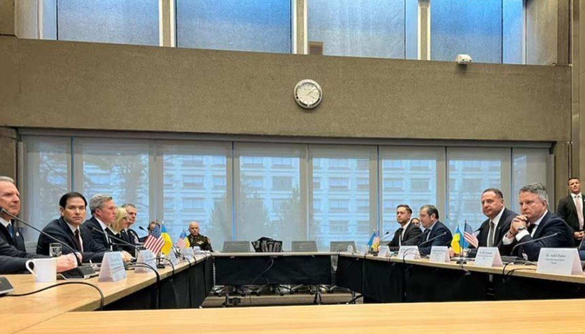 Phái đoàn Mỹ và Ukraine trong cuộc đàm phán tại Geneva, Thụy Sĩ ngày 23-11. Ảnh: Reuters