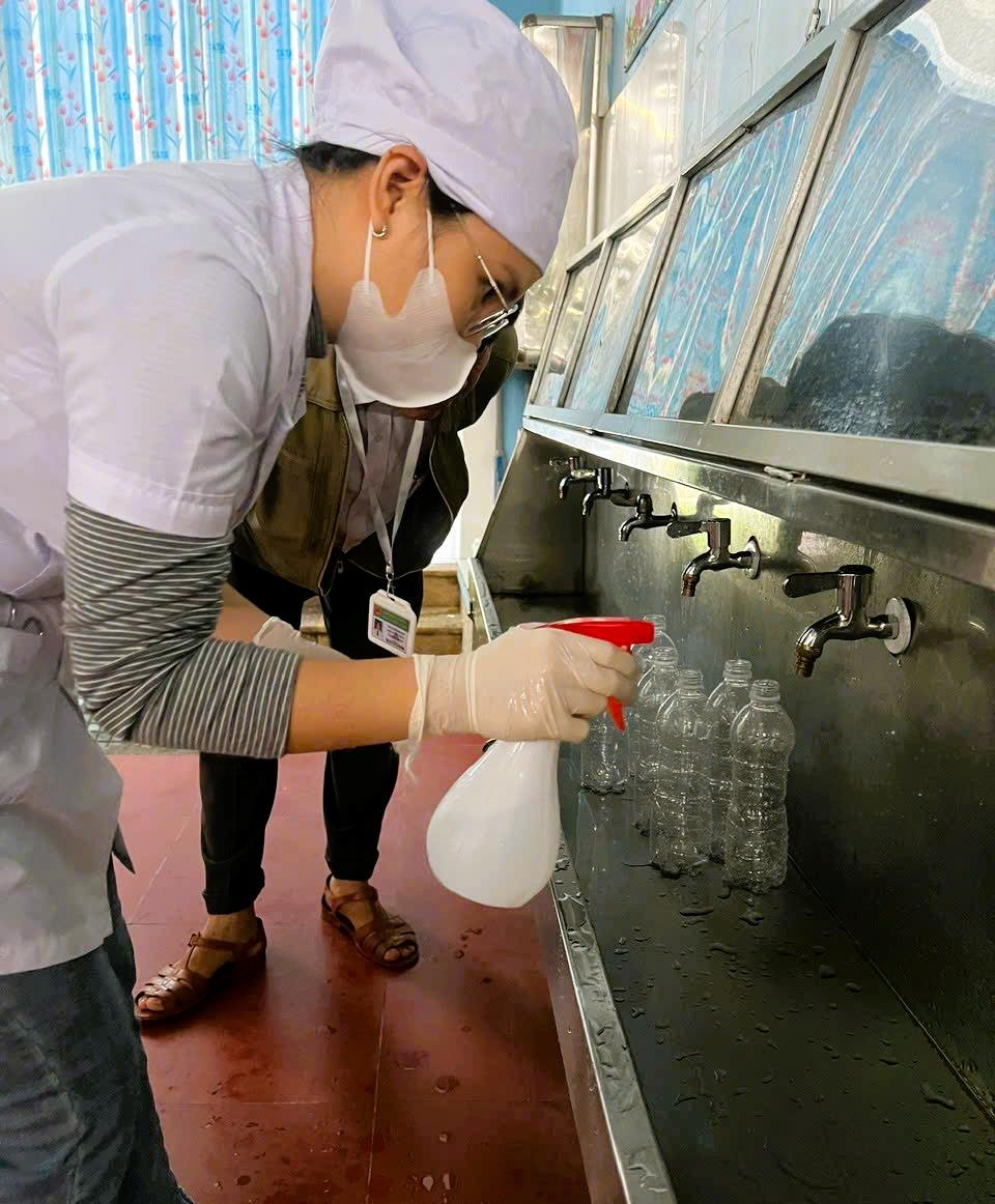 Lấy mẫu thực phẩm tại các hộ kinh doanh dịch vụ ăn uống ở chợ Cẩm Lệ