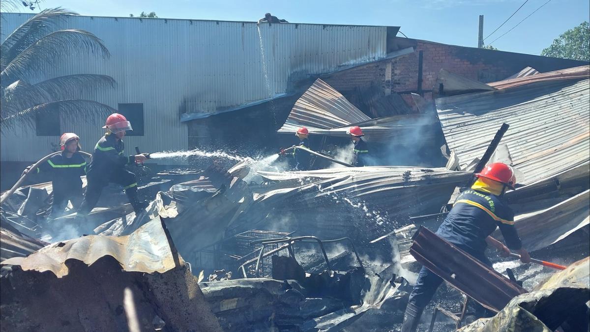 Hiện trường xe container bị cháy.