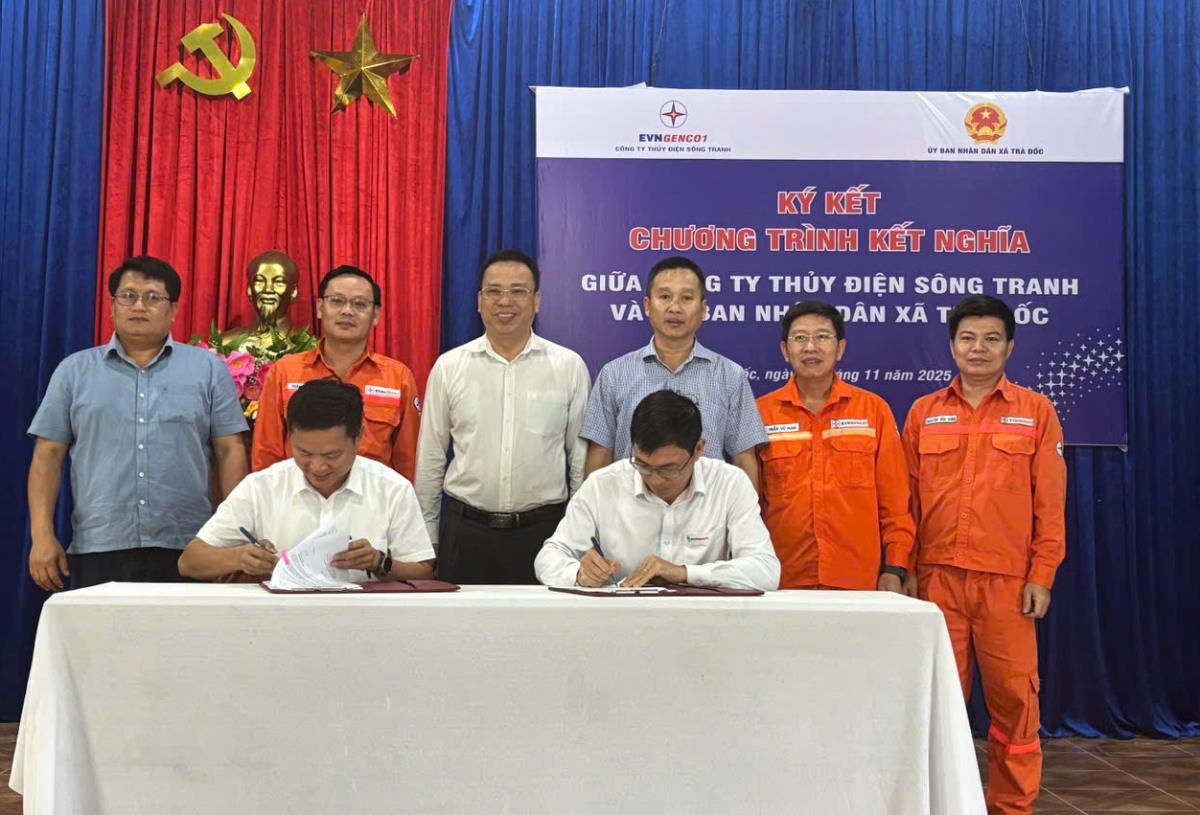 Công ty Thủy điện Sông Tranh hỗ trợ 95 triệu đồng để UBND xã Trà Đốc sửa chữa nhà hư hỏng, dột nát cho hộ nghèo, hộ bị thiệt hại do thiên tai.