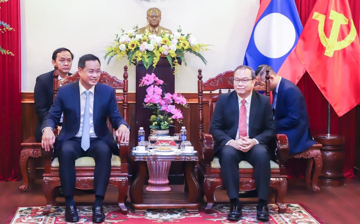 Bí thư Thành ủy Đà Nẵng Lê Ngọc Quang (thứ 7, từ trái qua) tặng hoa chúc mừng Quốc khánh nước Cộng hòa Dân chủ nhân dân Lào.