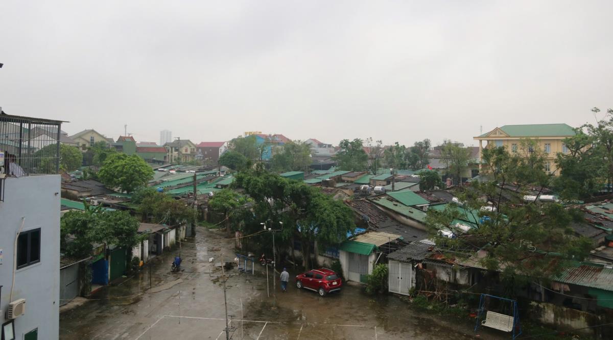 Mỗi lần mưa bão, chính quyền địa phương vận động người dân di chuyển đến nơi an toàn.