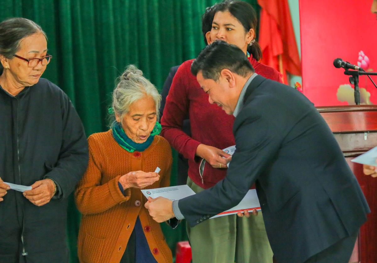 Đại diện CLB SHB Đà Nẵng trao quà cho bà con vùng lũ.