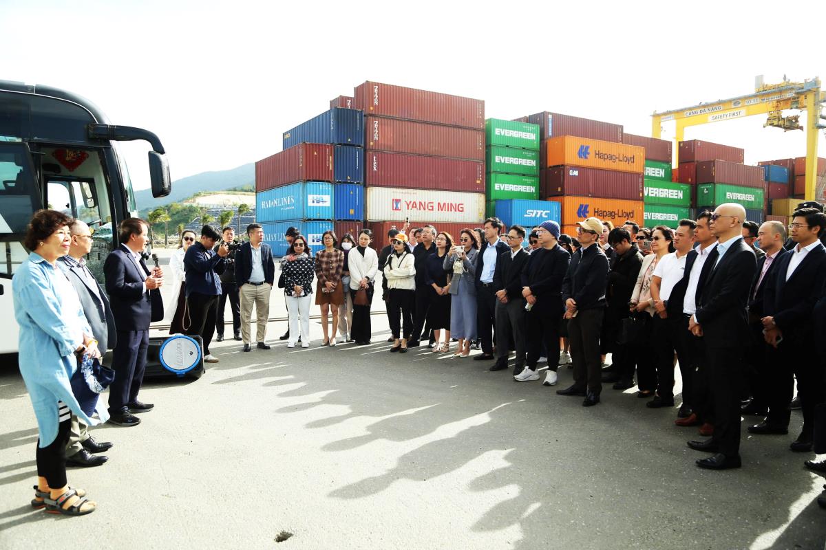 Đoàn khảo sát chụp ảnh lưu niệm với lãnh đạo Công ty CP Cảng Đà Nẵng tại cảng Tiên Sa.