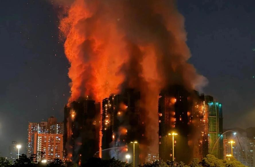 Hỏa hoạn tại cụm chung cư ở Tai Po, Hồng Kông ngày 26-11. Ảnh: AFP.