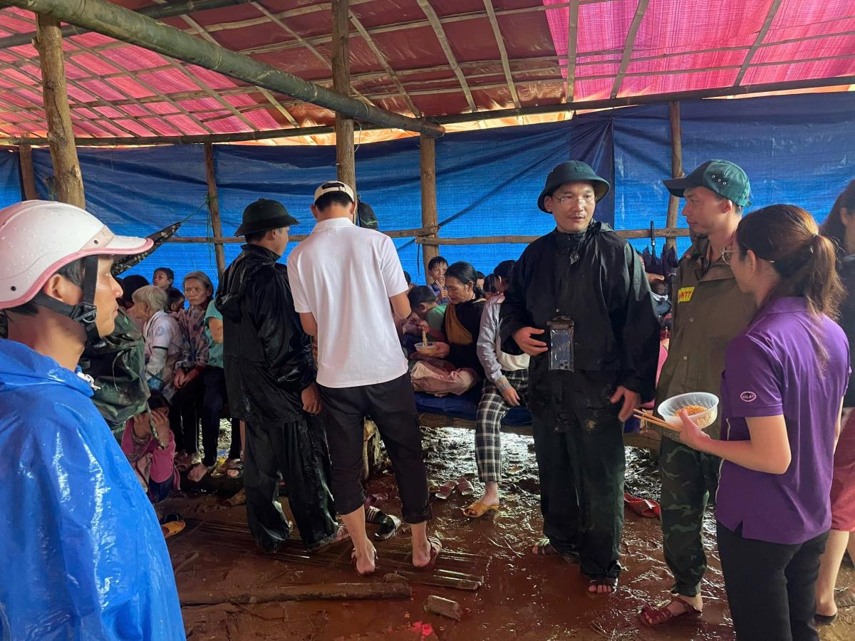 Công an xã Trà Đốc phối hợp với lực lượng chức năng vận chuyển lương thực vào khu vực các thôn bị cô lập.