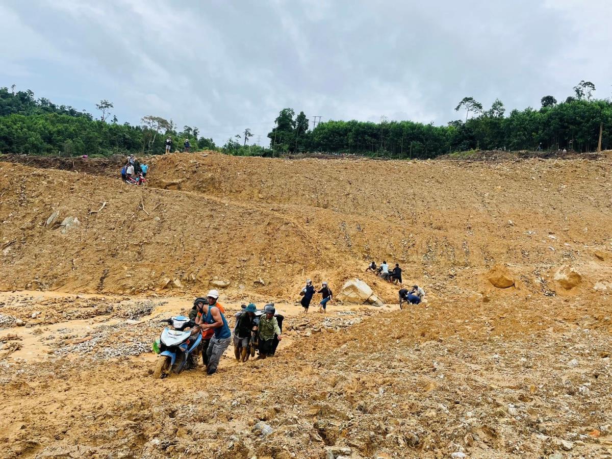 Thi công xử lý sạt lở do mưa lũ gây ra trên tuyến đường Hồ Chí Minh đi qua địa bàn TP Đà Nẵng.