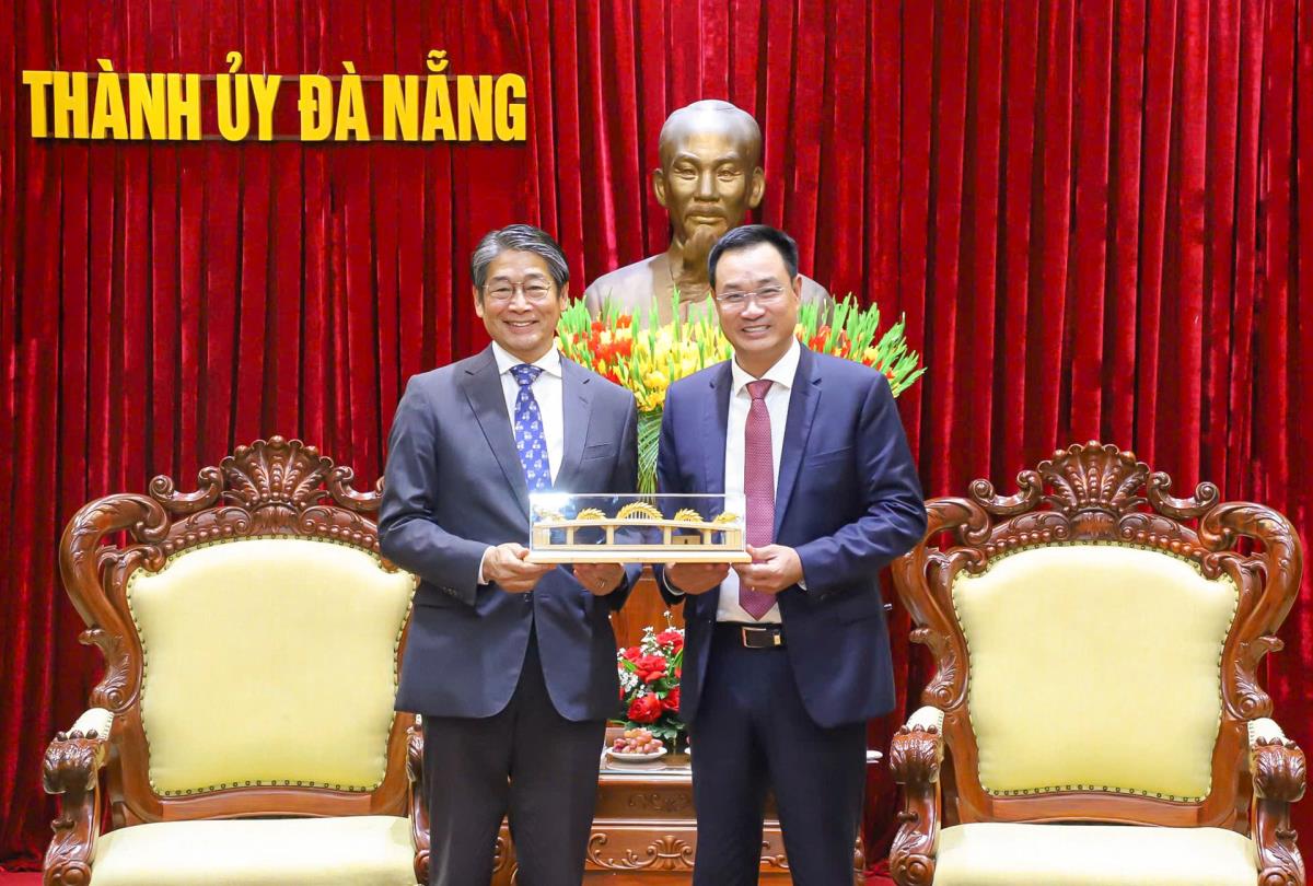 Chủ tịch UBND thành phố Đà Nẵng Phạm Đức Ấn tặng quà lưu niệm cho Đại sứ Helga Barth.