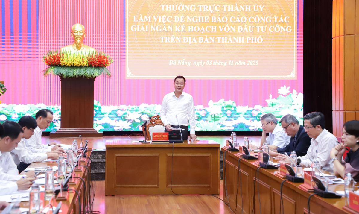 Bí thư Thành ủy Lê Ngọc Quang phát biểu chỉ đạo tại cuộc họp.
