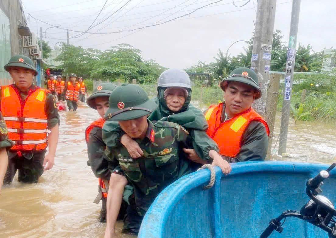 Bộ đội Biên phòng di dời các hộ dân tại thôn Voòng, xã Hùng Sơn ra khỏi vùng có nguy cơ sạt lở núi