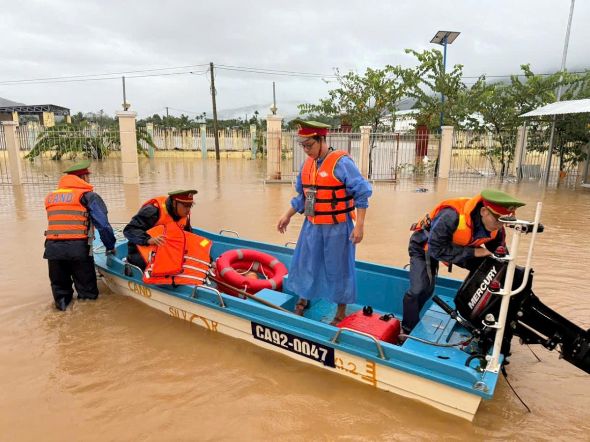 Đưa bệnh nhân đến Trạm Y tế vùng A Đại Lộc (cũ) cấp cứu kịp thời
