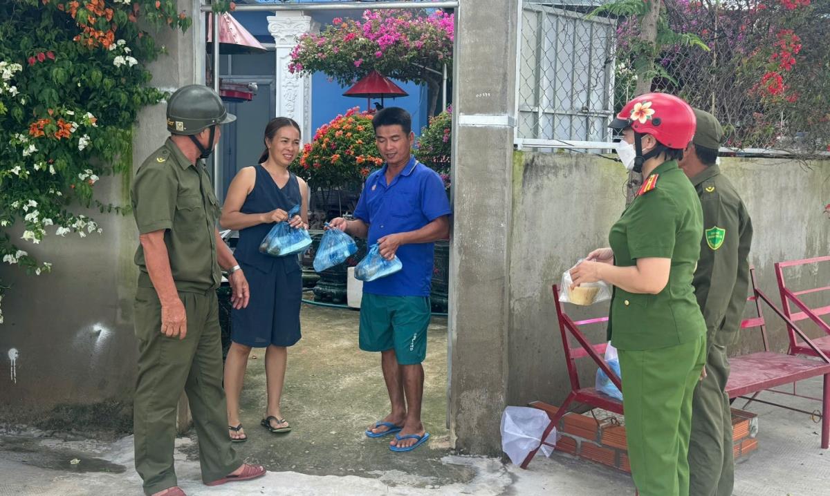 Nhiều hộ dân, nhà hảo tâm đã gửi nhu yếu phẩm nhờ lực lượng Công an chuyển đến tận tay người bị ảnh hưởng bởi mưa lũ