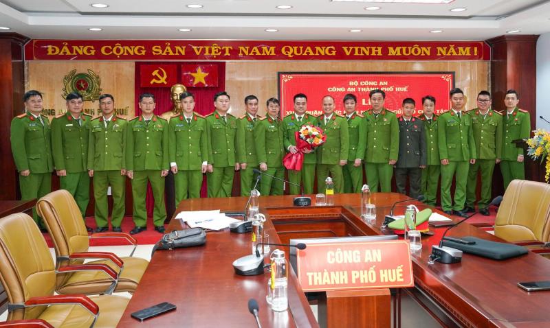 Tổ công tác Công an TP Huế tại lễ xuất quân thực hiện nhiệm vụ hợp tác quốc tế.