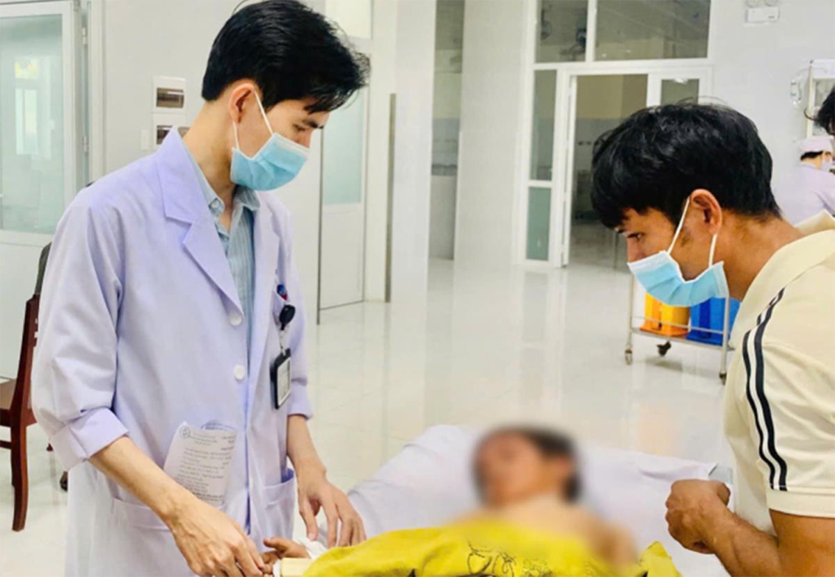 Bác sĩ khẩn trương thăm khám và chăm sóc ban đầu cho bệnh nhi bị thương trong vụ lật xe. Ảnh: BVĐK