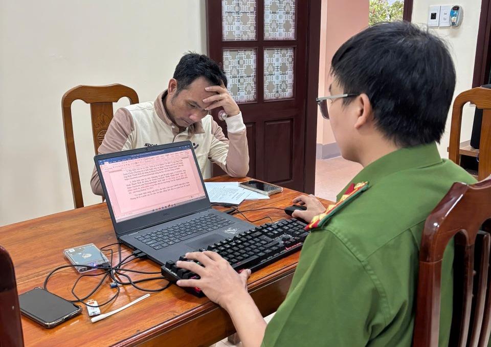 Công an xã Minh Hóa làm việc với Đinh Thanh B.