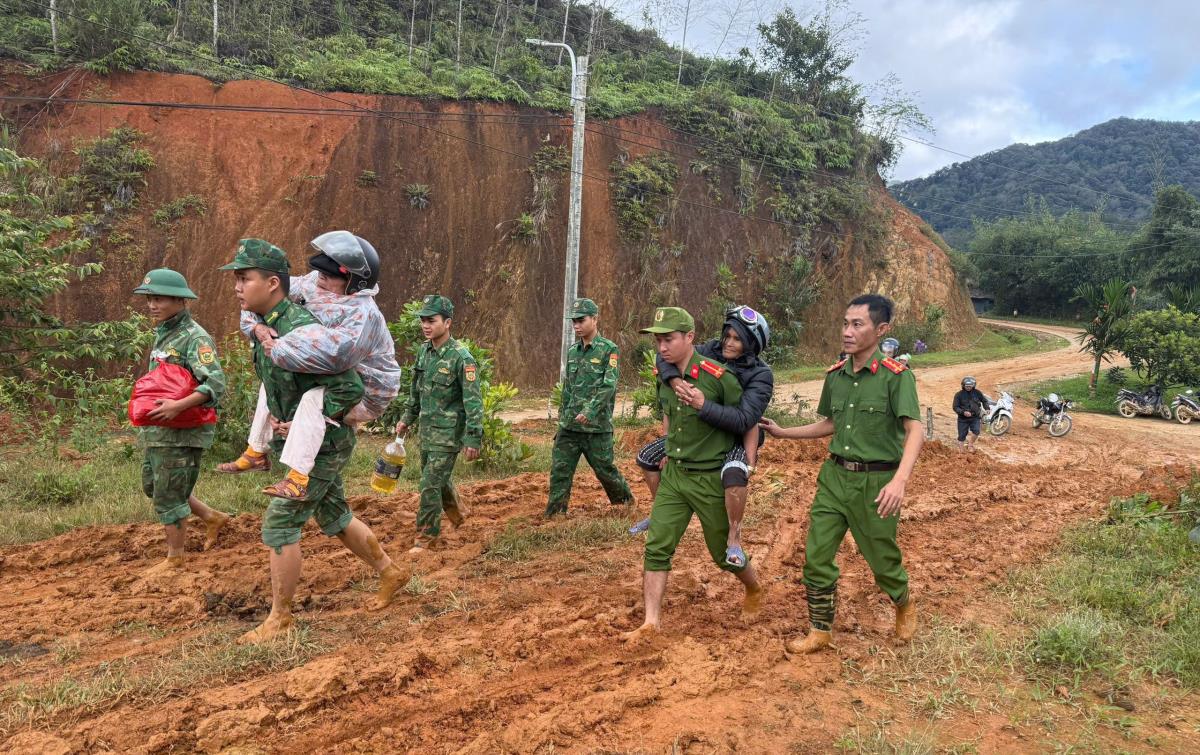 Công an xã Hùng Sơn, Bộ đội Biên phòng cõng 3 bệnh nhân, 1 phụ nữ sắp sinh vượt hơn 40 km đường đèo dốc đi cấp cứu