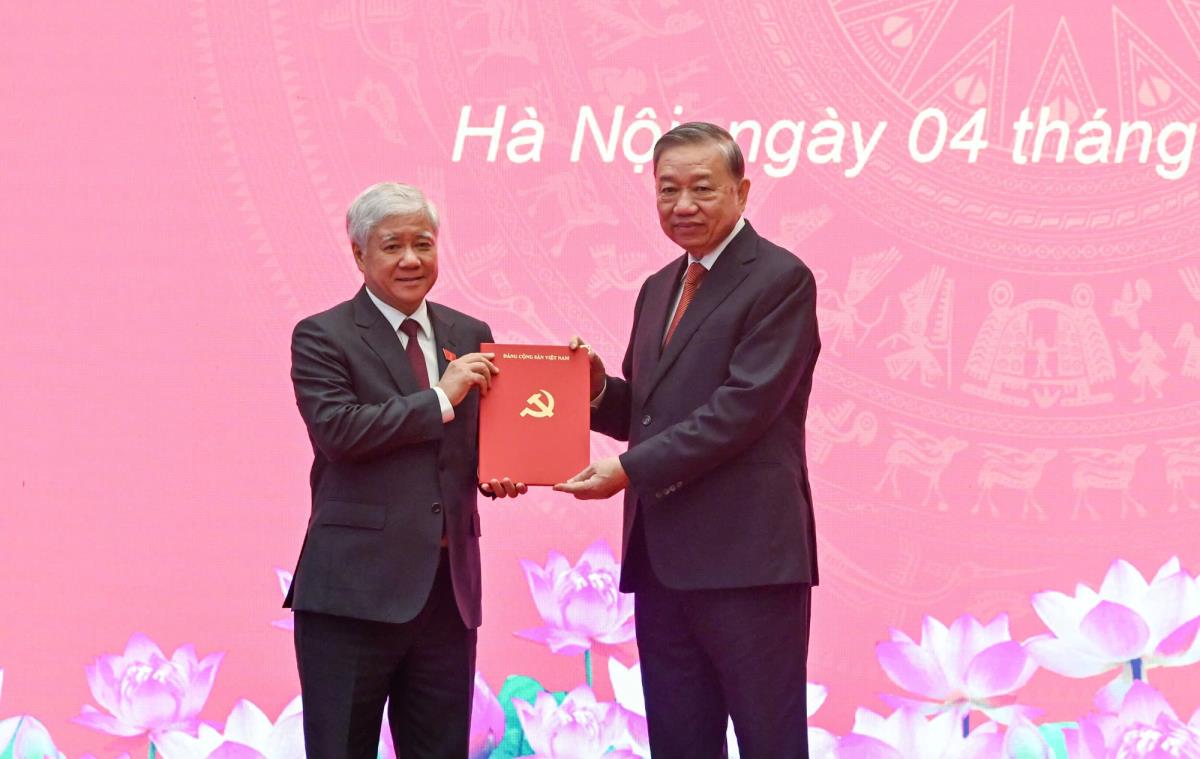 Tổng Bí thư Tô Lâm trao Quyết định của Bộ Chính trị cho đồng chí Nguyễn Duy Ngọc