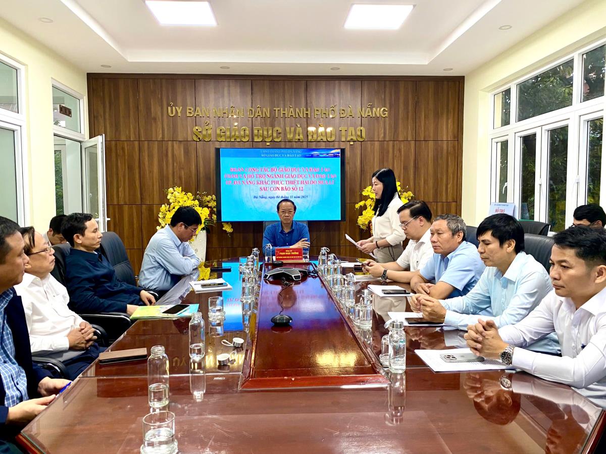 Thứ trưởng Phạm Ngọc Thưởng kiểm tra phòng học Trường Tiểu học Nguyễn Công Sáu