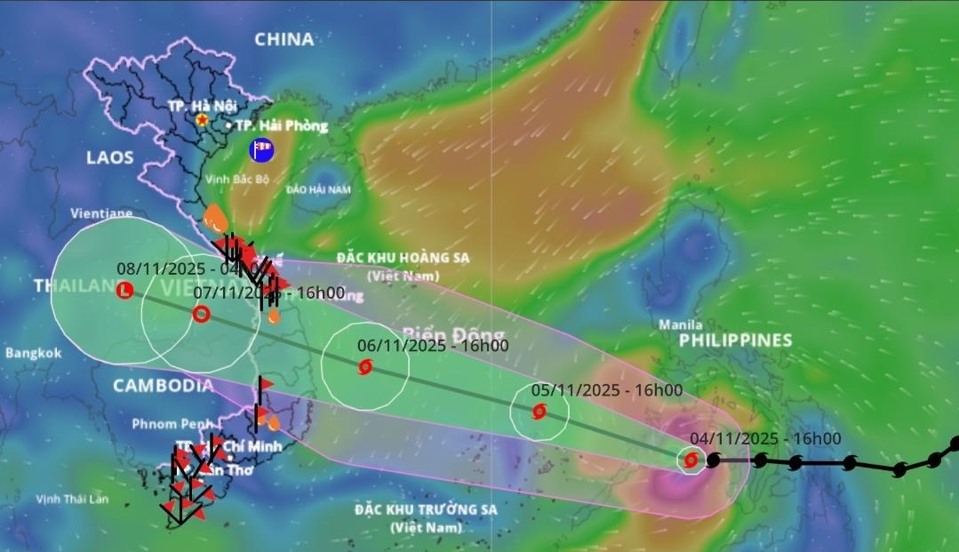 Ông Mai Văn Khiêm giám đốc Trung tâm Dự báo khí tượng thủy văn quốc gia thông tin bão Kalmaegi - Ảnh: C. TUỆ