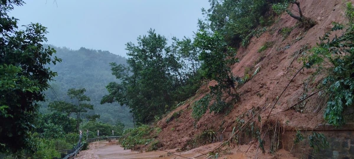 Đường ĐT606 từ xã Tây Giang lên xã Hùng Sơn, lên cửa khẩu phụ biên giới Việt - Lào sạt lở hơn 100 điểm.